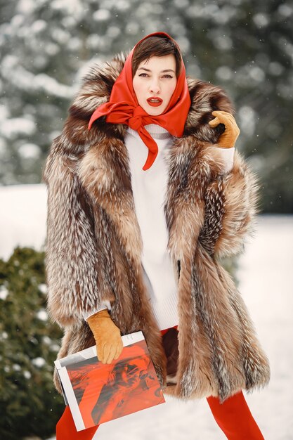 Atrakcyjna kobieta w okresie zimowym plenerowym