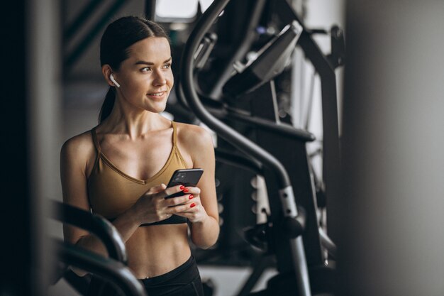 Atrakcyjna młoda kobieta ćwiczy przy gym