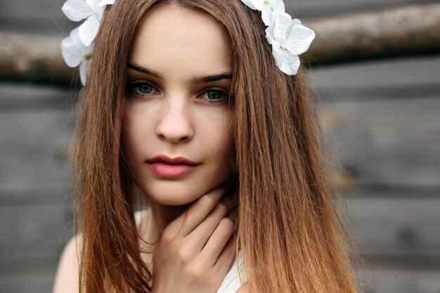 Atrakcyjna nastolatka z wieniec kwiatów