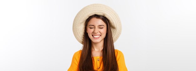 Atrakcyjna szczęśliwa kobieta przygotowuje się do letnich wakacji na białym