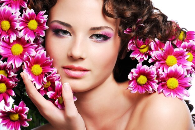 Atrakcyjna twarz młodej kobiety z kwiatami