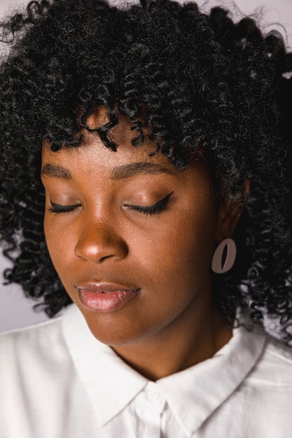 Bezpłatne zdjęcie atrakcyjne african american młoda kobieta z zamkniętymi oczami