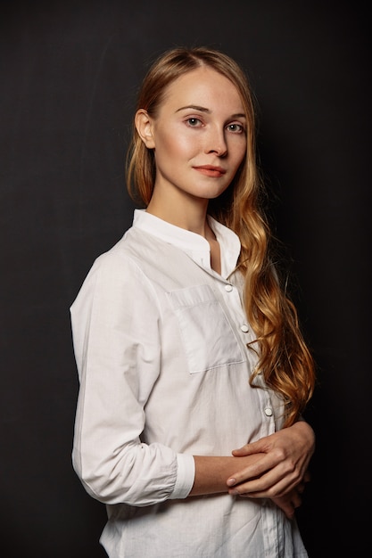 Atrakcyjny dziewczyna portret w białej koszuli