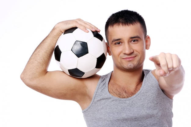 Atrakcyjny facet trzyma piłkę