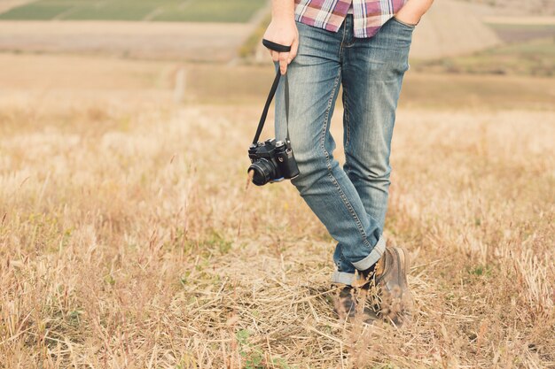 Atrakcyjny męski fotograf outdoors przy zmierzchem