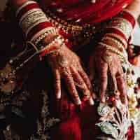 Bezpłatne zdjęcie autentyczne indyjskie bransoletki ślubne i kolorowe wskazówki henną