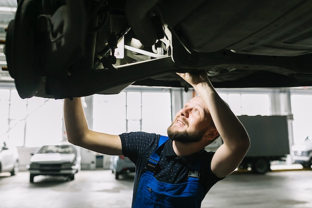 Auto Mechanik Patrząc Na Płytę Kuchenną