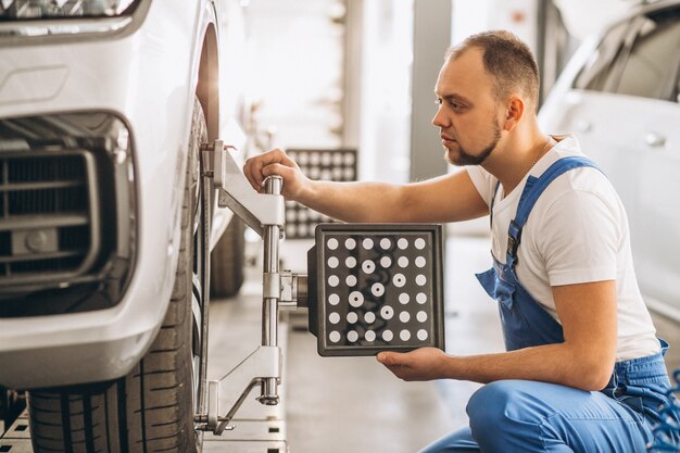 Auto mechanik sprawdza samochód