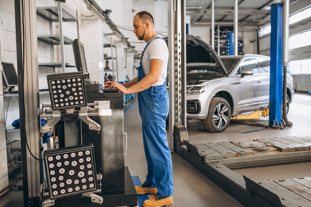 Auto mechanik sprawdza silnik samochodu