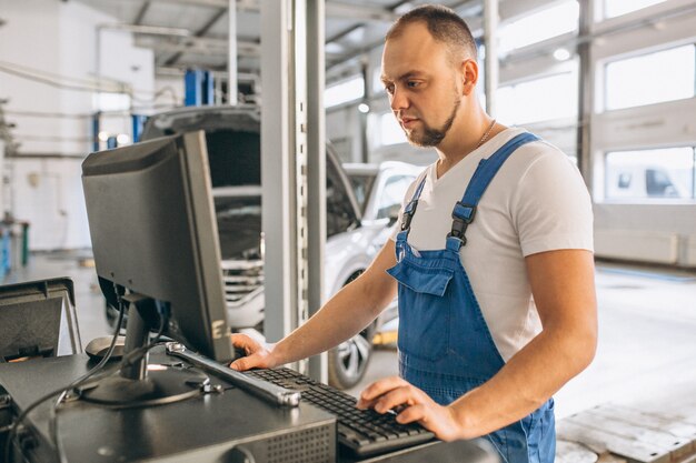 Auto mechanik sprawdza silnik samochodu