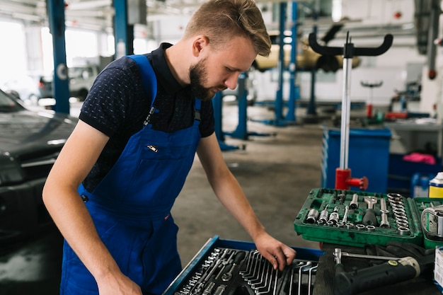 Auto Mechanik Szukający Wybór Kluczy