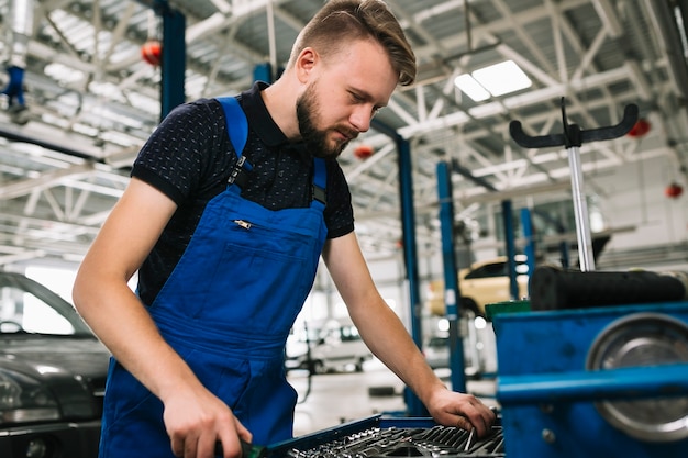 Auto mechanik szukający wyboru owijarki