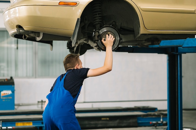 Auto mechanika mienia hob na samochodzie