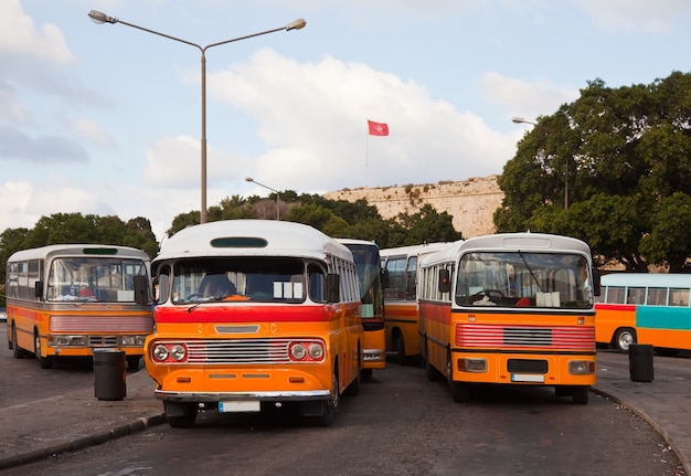 Autobusy na terminalu autobusowym w Valletcie
