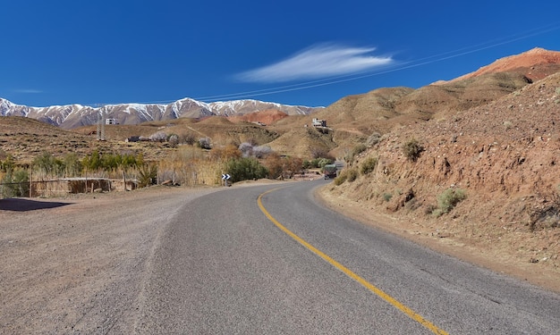 Autostrada w kierunku ośnieżonych wysokich gór Atlas