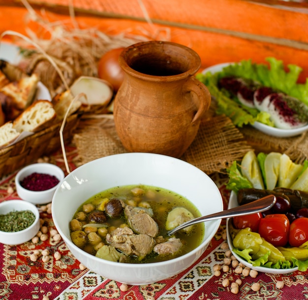 Azerbejdżański gulasz z misy Bozbash podawany z marynatami i chlebem