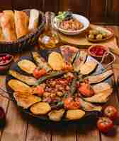 Bezpłatne zdjęcie azerbejdżański saj cizbiz gotowany z bakłażanowym pomidorem ziemniaczanym i pieprzem na patelni żeliwnej