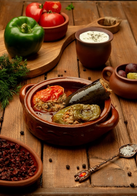 Bezpłatne zdjęcie azerbejdżańskie danie trzy siostry dolma z nadziewanym bakłażanem, papryką i pomidorem