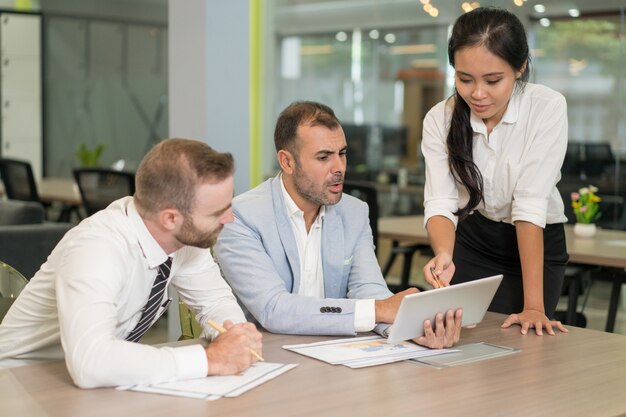 Azjatycka biznesowa dama pracuje z coworkers w biurze