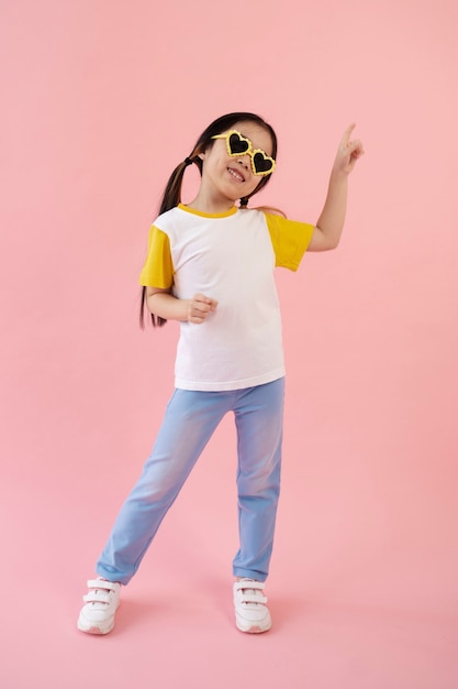 Azjatycka dziewczyna w okularach przeciwsłonecznych w kształcie serca