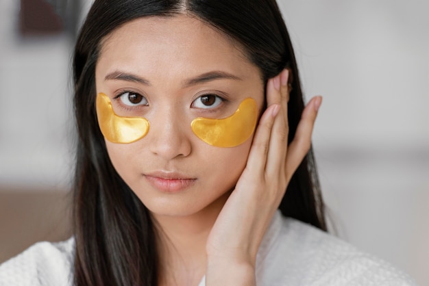 Azjatycka kobieta za pomocą opasek na oczy