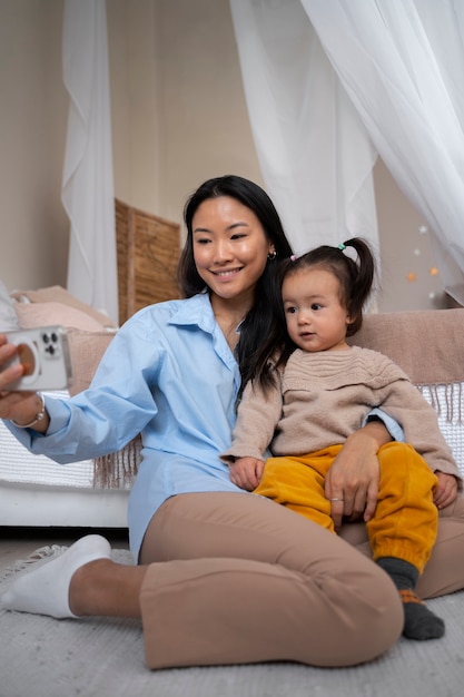 Bezpłatne zdjęcie azjatycka matka i córka spędzają razem czas w domu