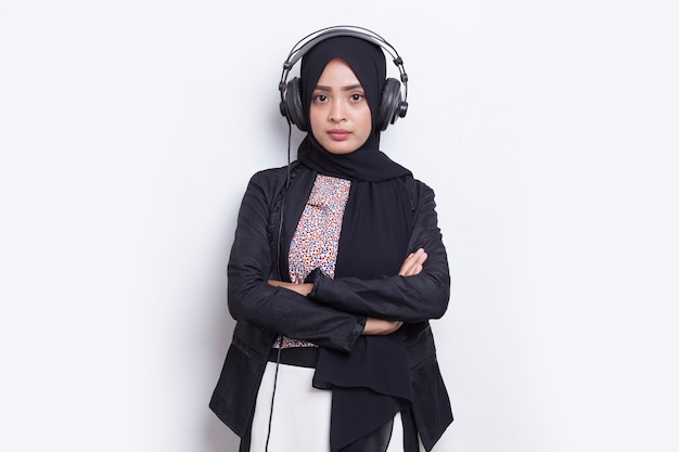 Azjatycka muzułmanka nosząca obsługę klienta operatora hidżabu na białym tle