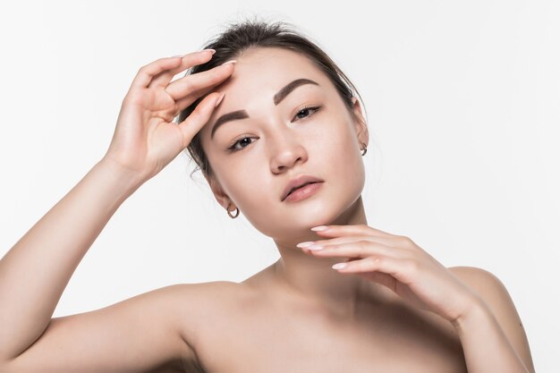Azjatycka piękno kobiety skóry opieka odizolowywająca na biel ścianie