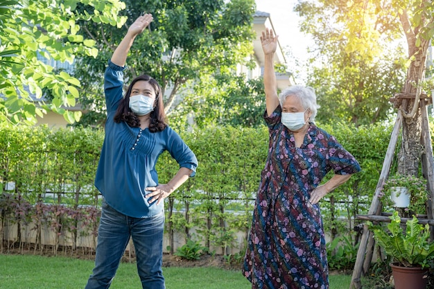 Azjatycka starsza lub starsza starsza kobieta ćwiczenie pacjenta ze szczęśliwym świeżym cieszyć się w parku, zdrowa silna koncepcja medyczna