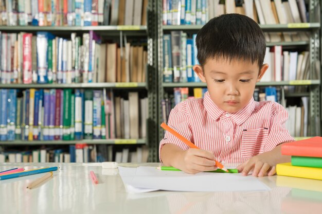 Azjatycki Chłopiec w bibliotece pokój szkoły