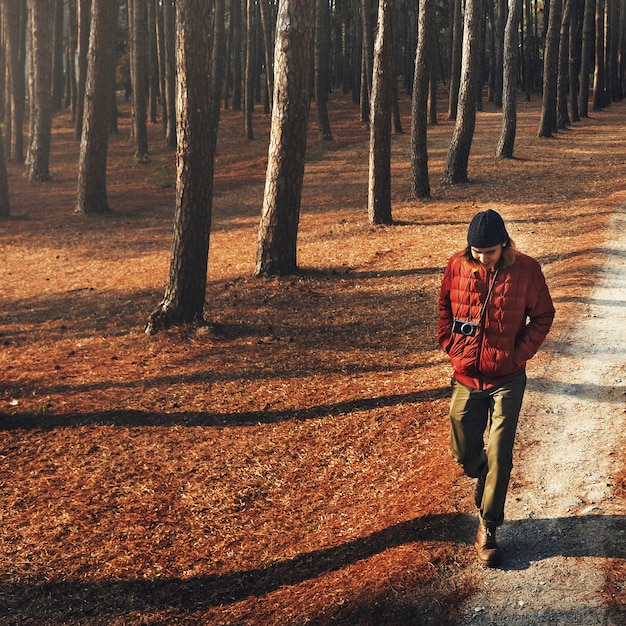 Bezpłatne zdjęcie azjatycki mężczyzna chodzi trekking w drewnie