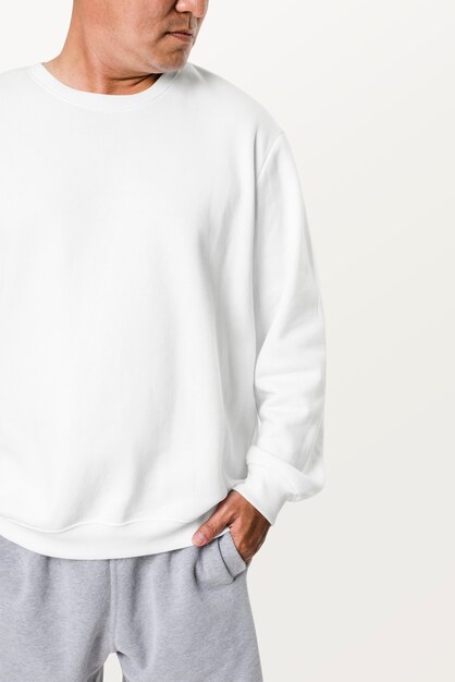 Azjatycki mężczyzna ubrany w biały sweter z bliska