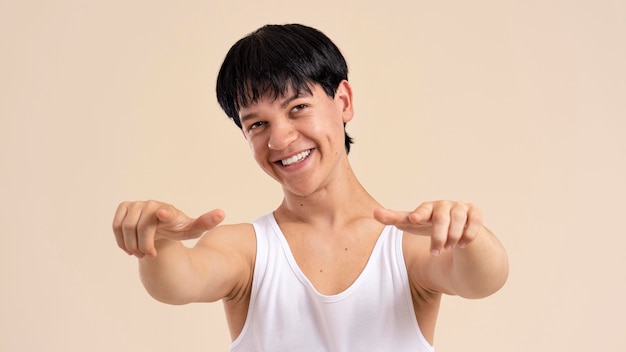 Bezpłatne zdjęcie azjatycki mężczyzna z karłowatością pozuje