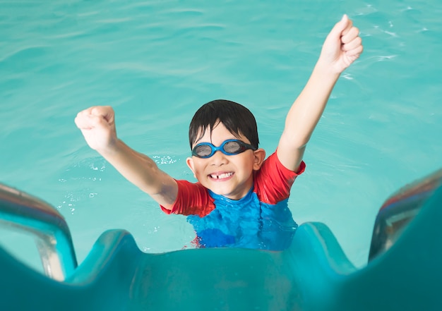 Azjatycki Szczęśliwy Dzieciak Bawić Się Suwaka W Pływackim Basenie