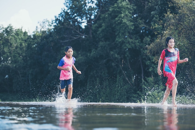 Azjatyckie dzieci bawiące się w rzece