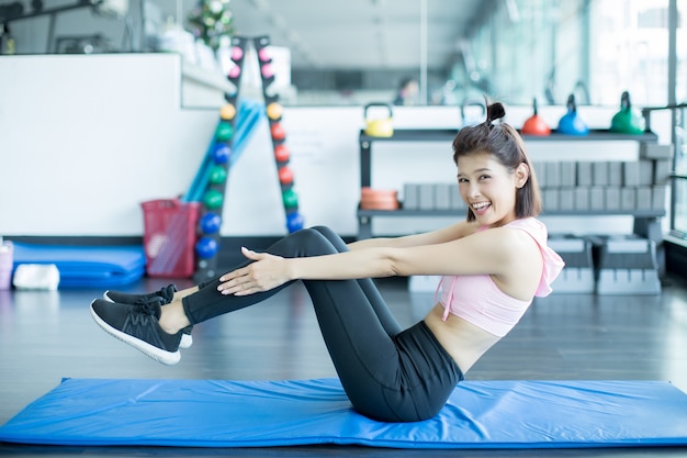 azjatyckie kobiety grać w fitness na siłowni