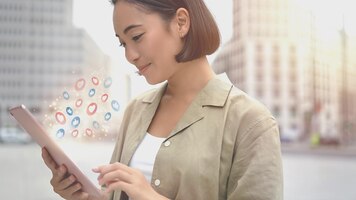 Azjatyckie kobiety interakcje na koncepcji telefonu komórkowego z ikonami powiadomień, takimi jak wiadomość e-mail, komentarz i gwiazda nad ekranem smartfona osoba trzymająca się za ręce urządzenie internetowy marketing cyfrowy