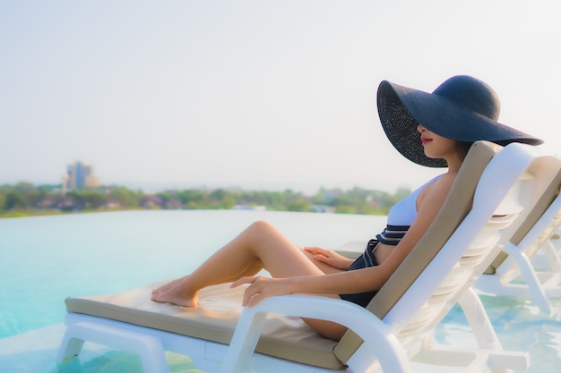 azjatyckie kobiety relaks przy basenie