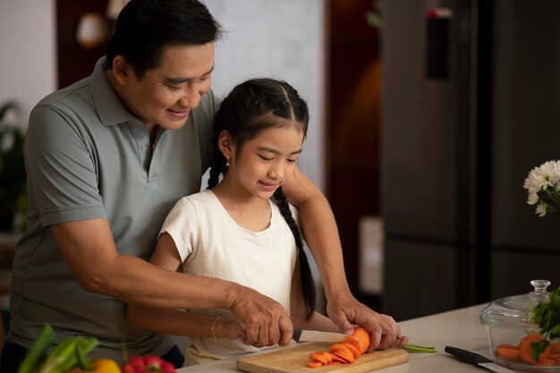 Azjatyckie rodzinne gotowanie razem