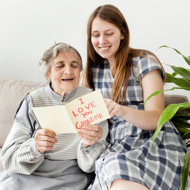 Babcia Chętnie Spędza Czas Z Wnuczką