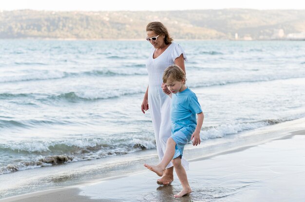 Babcia i dziecko na plaży