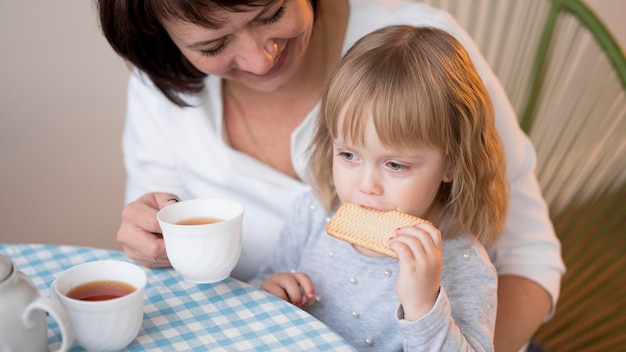 Bezpłatne zdjęcie babcia i wnuczka na lunchu