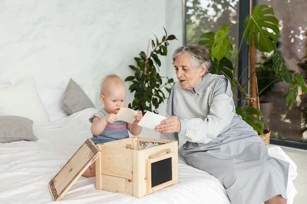 Bezpłatne zdjęcie babcia spędzająca czas z wnukiem