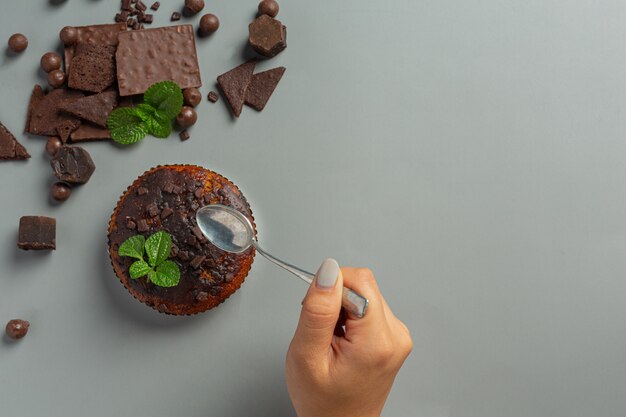 Babeczki czekoladowe na ciemnej powierzchni. Koncepcja światowego dnia czekolady