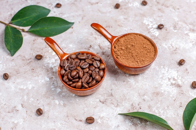 Bezpłatne zdjęcie babeczki do kawy ozdobione bitą śmietaną i ziarnami kawy.