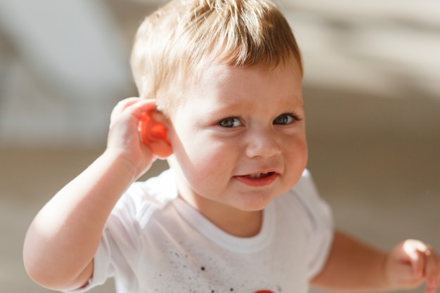 Baby Boy Słucha, By Przyłożyć Rękę Do Ucha.