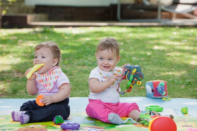 Babys, mniej niż rok, bawi się zabawkami