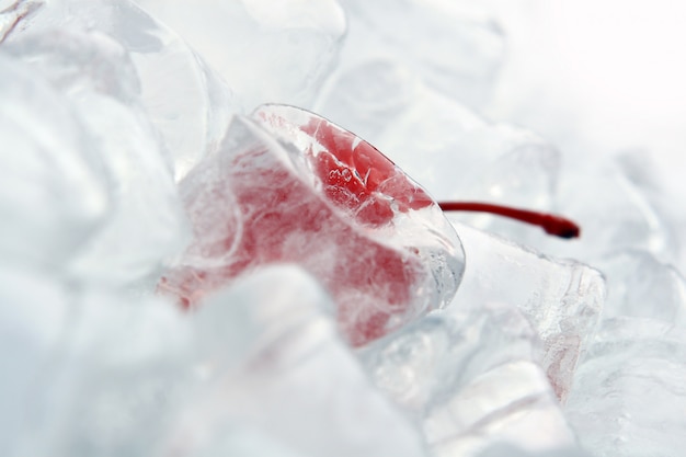 Bezpłatne zdjęcie backgroung z deserem chery w lodzie