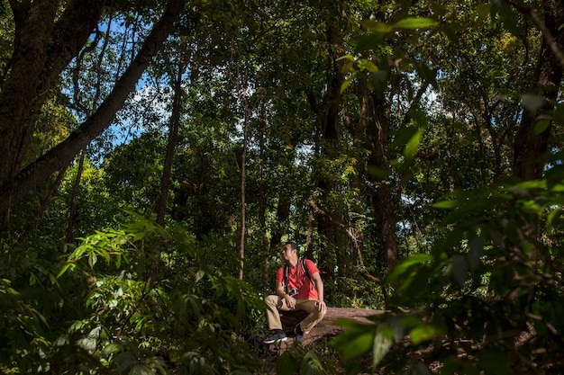 Backpacker siedzi w dżungli