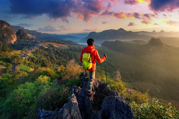 Backpacker stojący na punkcie widokowym wschodu słońca w wiosce Ja Bo, prowincja Mae hong son, Tajlandia.